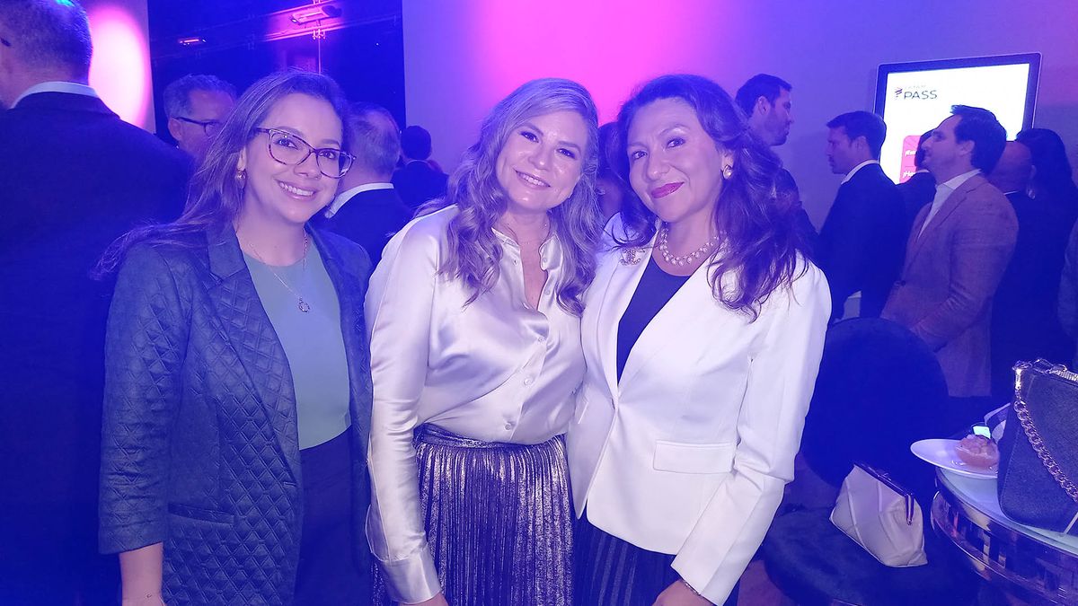 Karen Hidalgo, jefa nacional de Ventas de LATAM Airlines Ecuador; Mónica Fistrovic, CEO de LATAM Airlines Ecuador; y Paola Salazar, gerente comercial de Cosarco Touring. Karen Hidalgo, jefa nacional de Ventas de LATAM Airlines Ecuador; Mónica Fistrovic, CEO de LATAM Airlines Ecuador; y Paola Salazar, gerente comercial de Cosarco Touring.