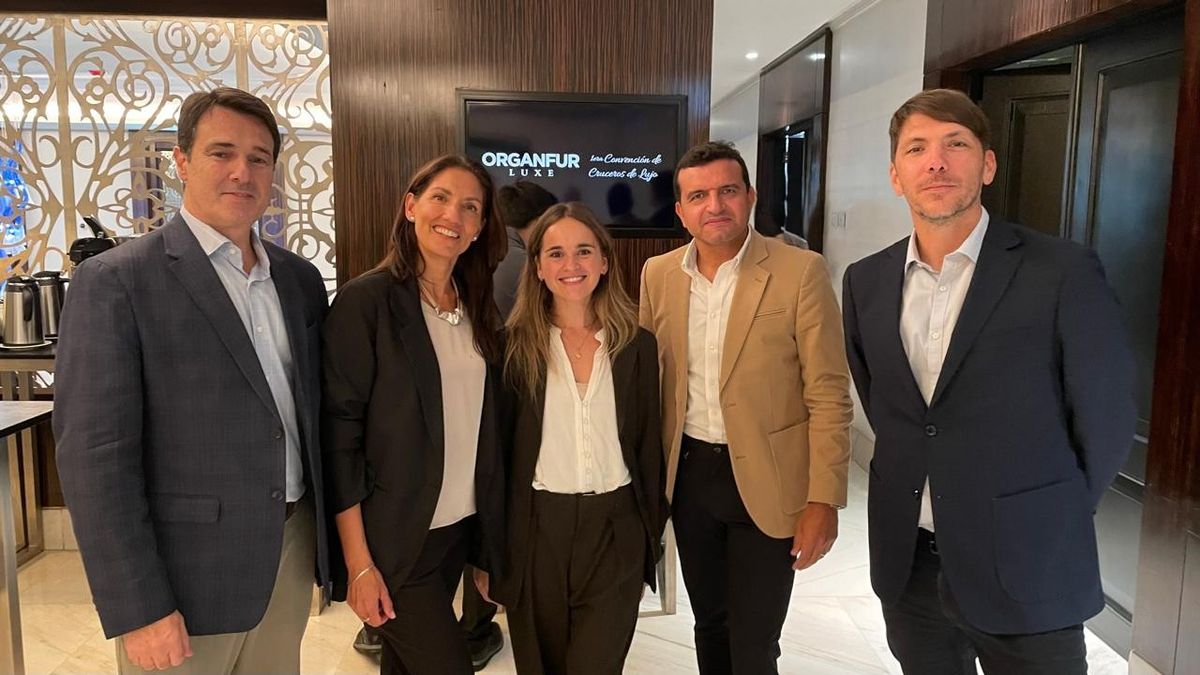 Organfur: Sofía Zirolli (centro) junto a los representantes de las navieras participantes de la 1° Convención de Cruceros de Lujo en Argentina.