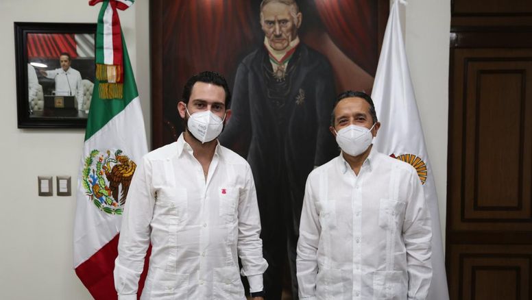 El nuevo secretario de Turismo de Quintana Roo (Sedetur), Bernardo Cueto Riestra; junto a Carlos Joaquín González, gobernador del estado del Caribe mexicano.