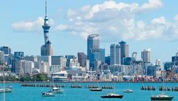 Auckland, Rotorua, Sídney, Uluru y Cairns articulan una ruta por Oceanía entre cultura maorí, desierto rojo y arrecifes tropicales.