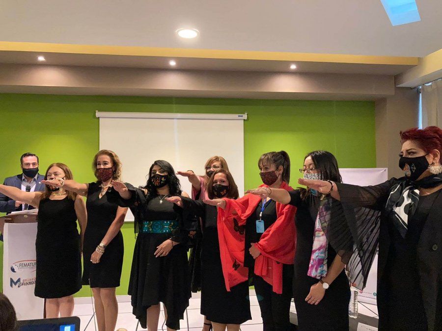 Protesta de Nohemí Barragán (centro) en Fematur filian Michoacán.