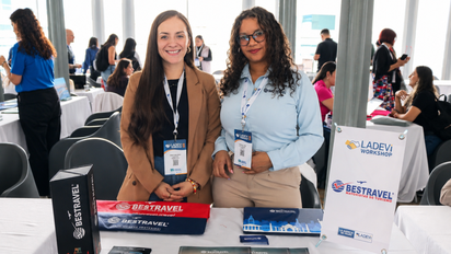 Heidy Salgado y Yineidis Lima de Bestravel en el marco del Ladevi Workshop Medellín.