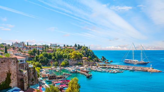Antalya, en la costa de Turquía, uno de los destinos en auge en el país, que se postula como competidor turístico de España.