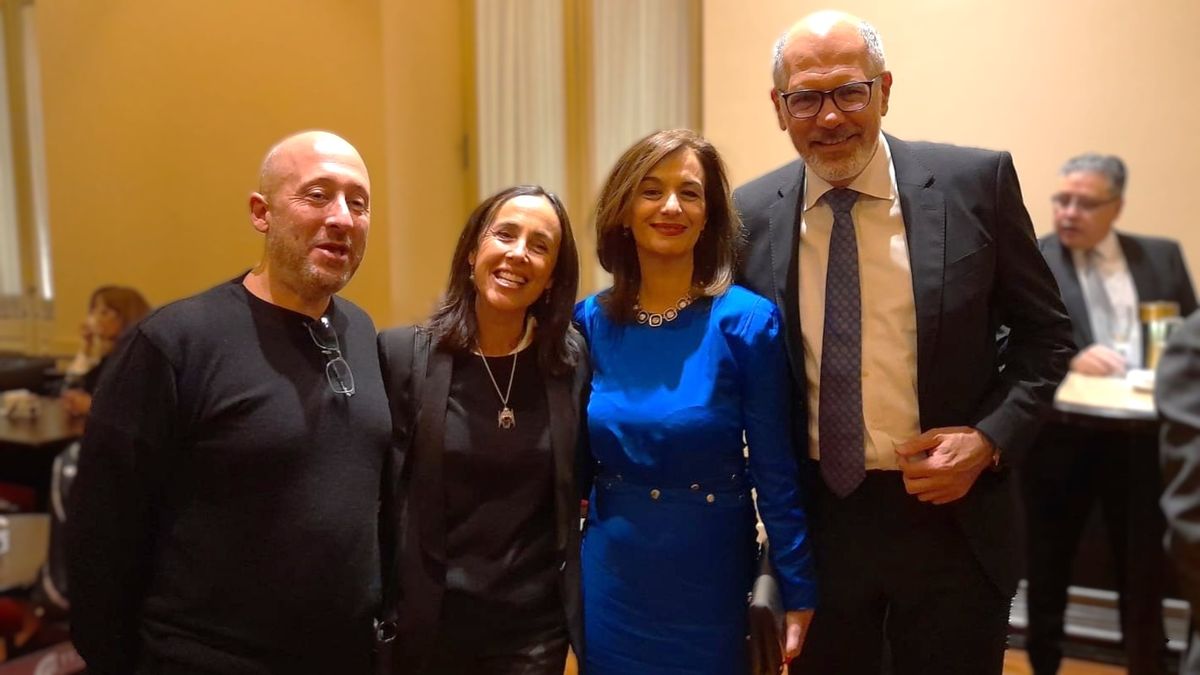 Mariana Bolaño, ganadora del concurso de KLM, junto a su marido; y el embajador de Países Bajos, Mauritz Verheijden, junto a su esposa.