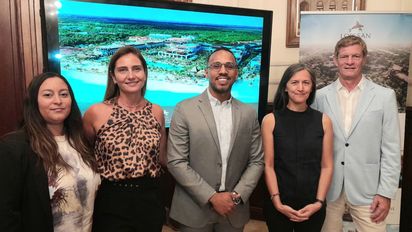 Mercedes Ferraro, Juliana Razetto, Jean Dorville, Gabriela Palacios, y Pablo Rodríguez en el inicio de la presentación de Lopesan.