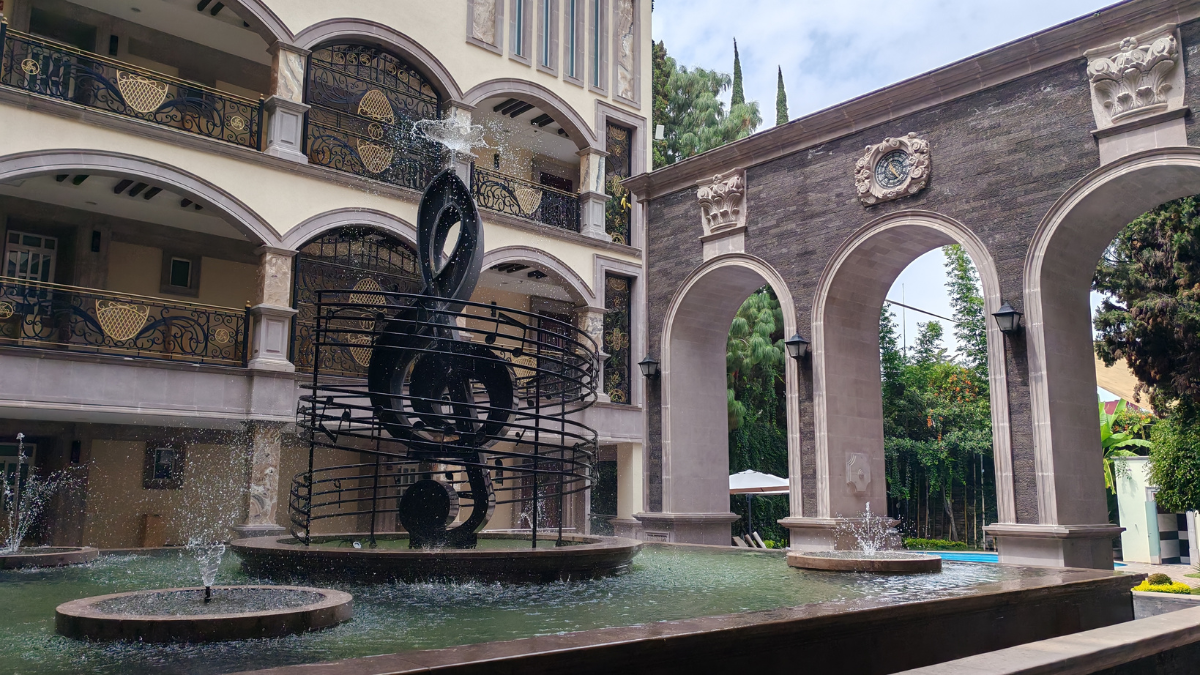 Conoce estos hoteles en Morelia que lograrán que te enamores de la capital de Michoacán.