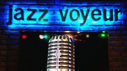 Jazz Voyeur se encuentra en el subsuelo del Melia Recoleta Plaza.