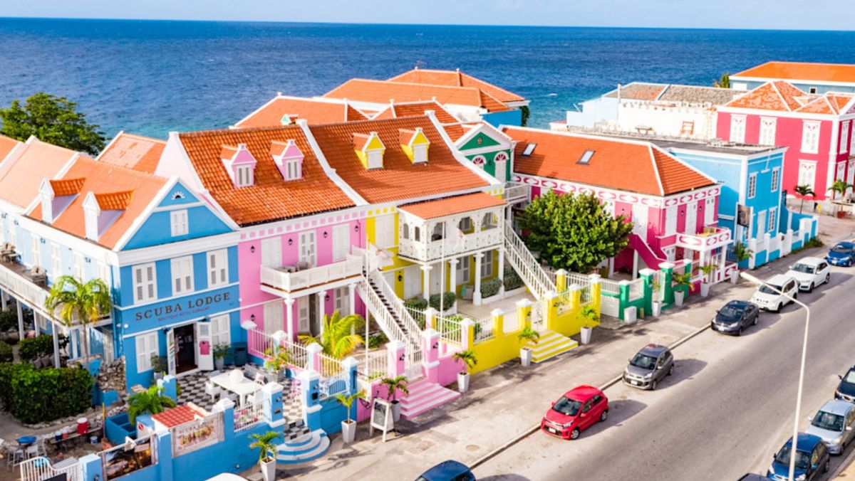 Murales coloridos, fachadas vibrantes y una vibra bohemia convierten a estos barrios en el alma artística de Curazao.