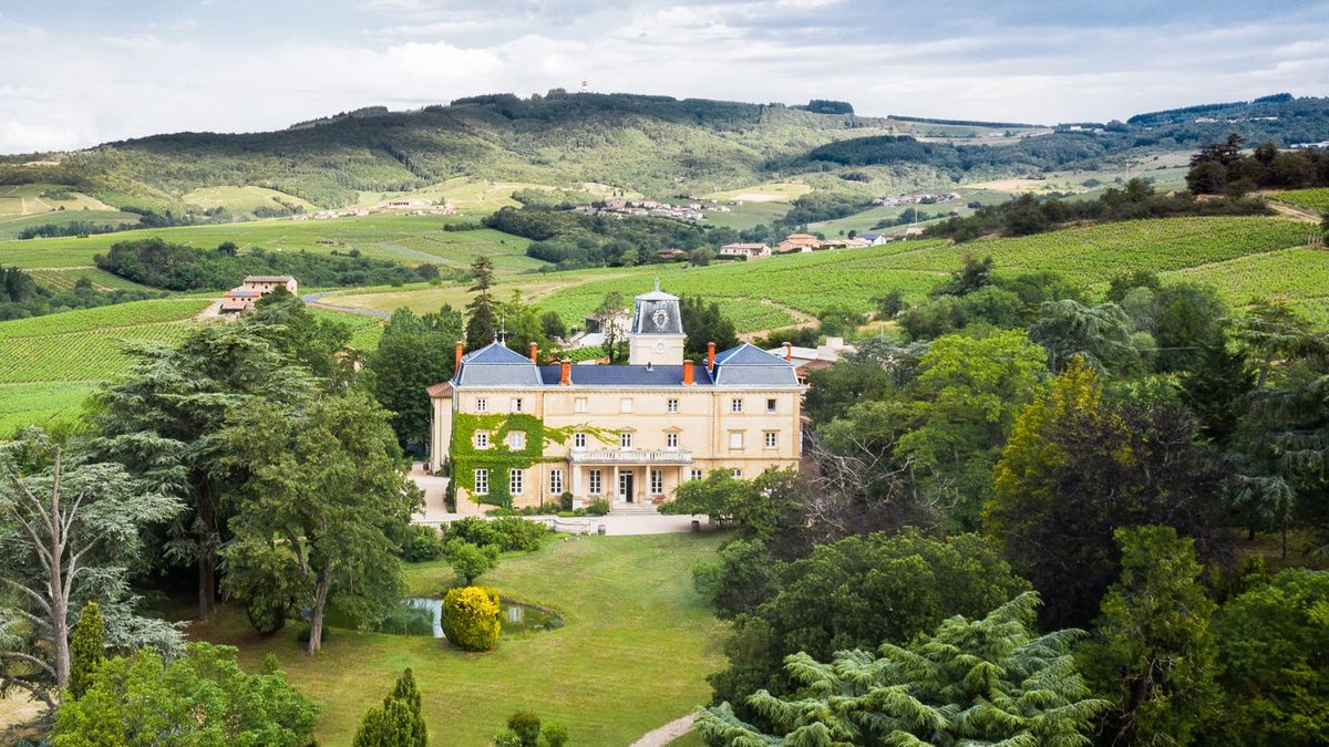 El Château Bellevue se inscribe entre las verdes colinas de Beaujolais, en Francia. - Ladevi Medios y Soluciones El Château Bellevue se inscribe entre las verdes colinas de Beaujolais, en Francia.