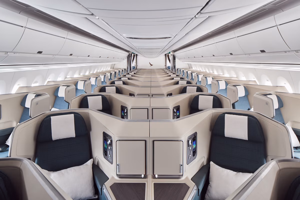 Cabina de Business Class de Cathay Pacific, la aerolínea de Hong Kong.