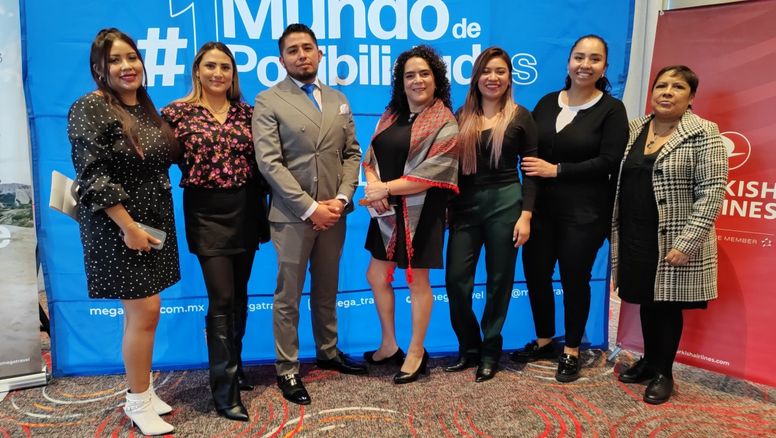 Equipo de Mega Travel con los representantes de la Oficina de Promoción Turística de Jordania y Turkish Airlines.