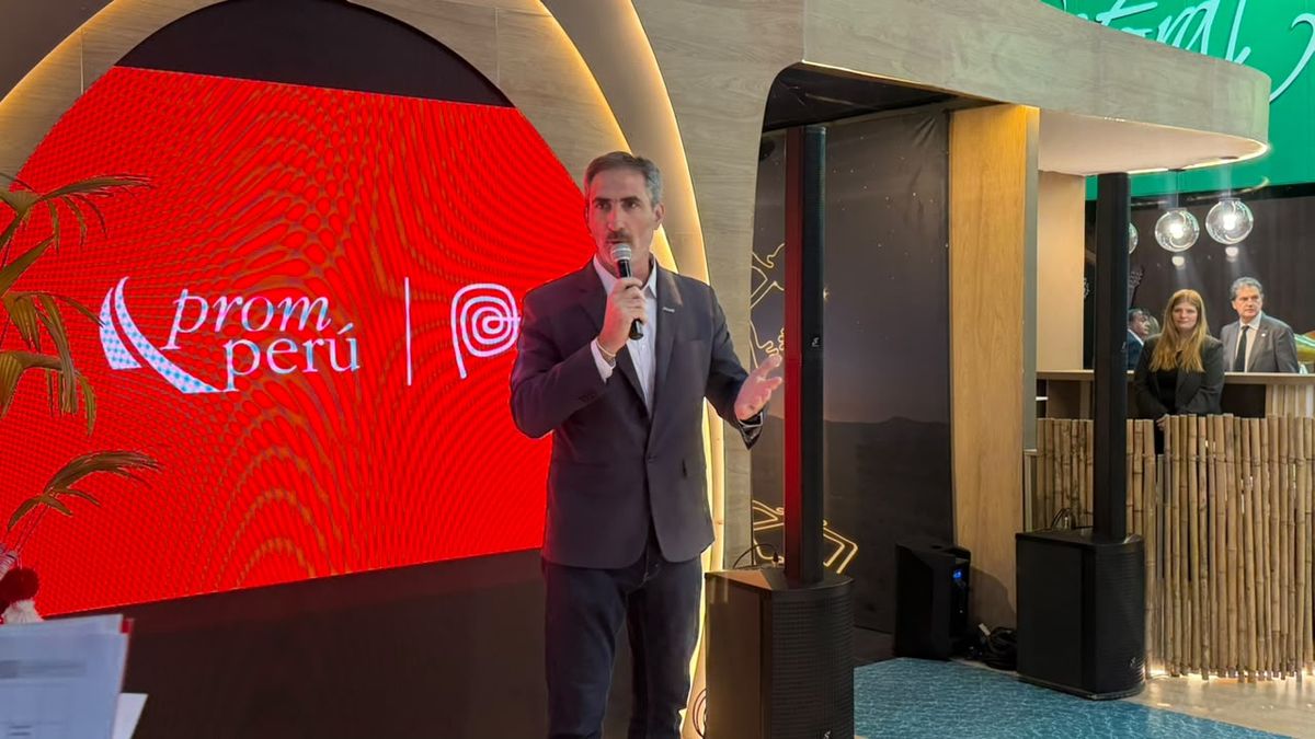 Gonzalo Pérez Corral, Country Manager de JetSMART en Argentina, durante la inauguración del stand de Perú.