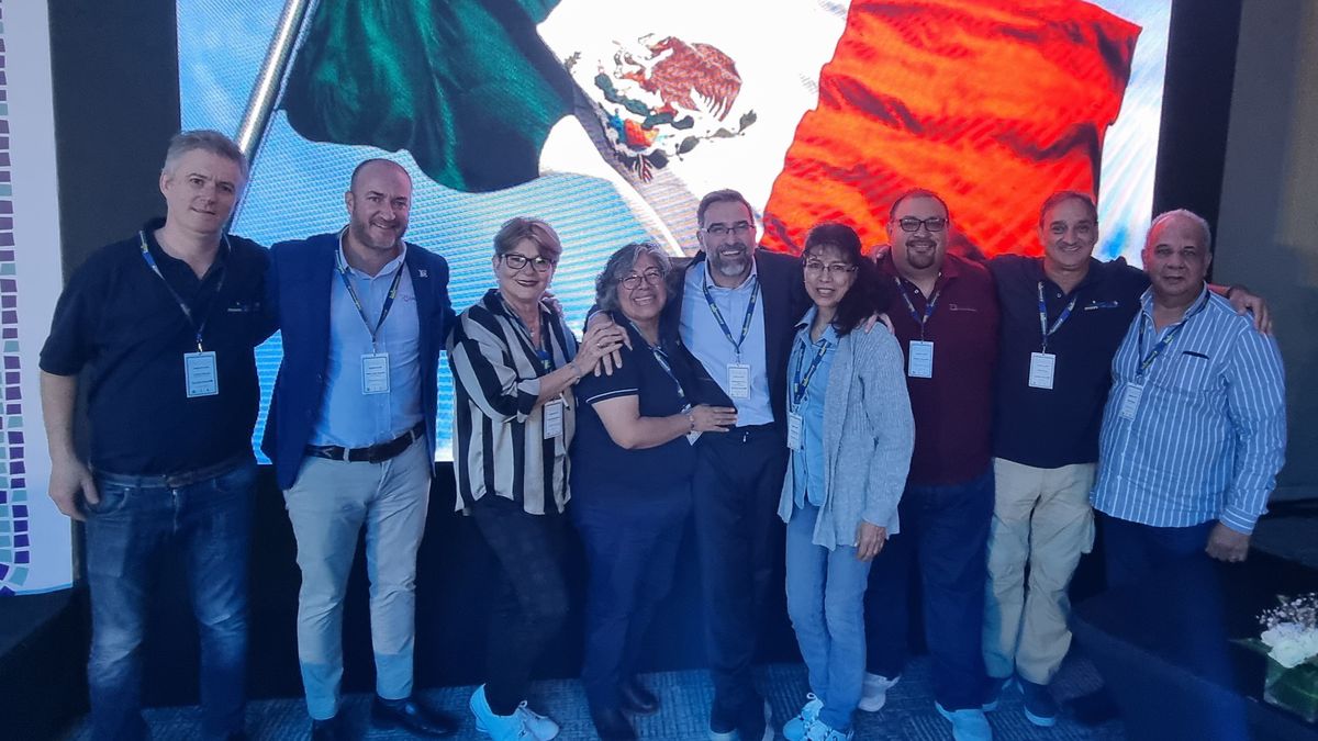 El equipo de Euromundo de México junto a los directivos de Europamundo festejan haber logrado el primer puesto en ventas por segundo año consecutivo.