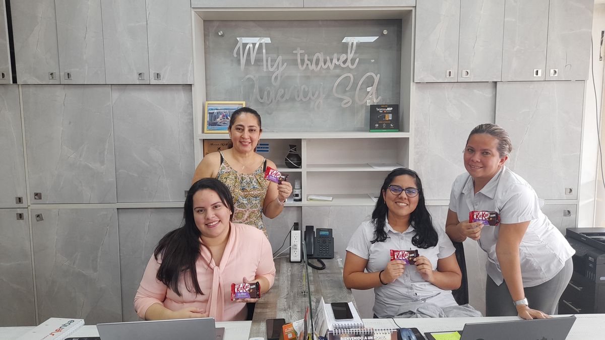 Equipo de My Travel Agency S.A recibió el reconocimiento que Hoteles Decameron les dio para celebrar su día.