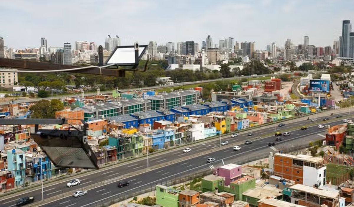 Arte popular en el barrio Mugica, a pasos de uno de los distritos más pudientes de Buenos Aires.