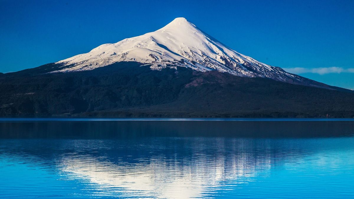 Vista del Lago Llanquihue con el volcán Osorno, uno de los paisajes más icónicos de Puerto Varas y punto imperdible para los visitantes.