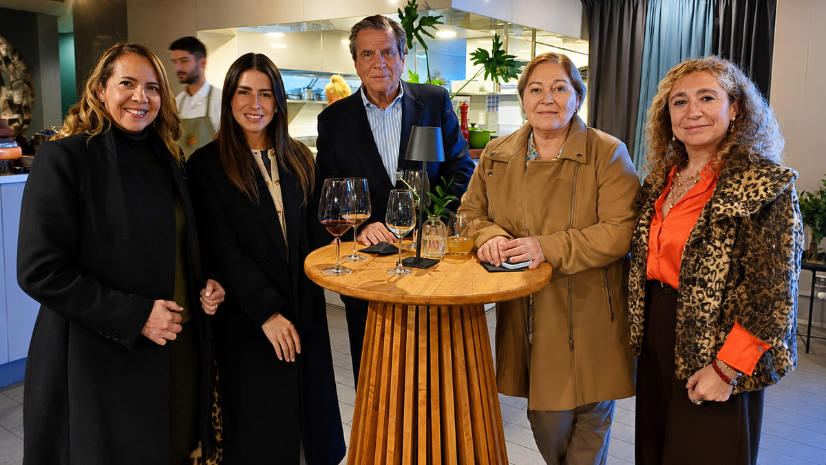 Juliana Ratton de Turavion junto a Bernardita Gepp, Freddy Gepp, Mariana Greisse de Via Club; y Paola Góngora de Panam en el evento de Jamaica. Juliana Ratton de Turavion junto a Bernardita Gepp, Freddy Gepp, Mariana Greisse de Via Club; y Paola Góngora de Panam en el evento de Jamaica.
