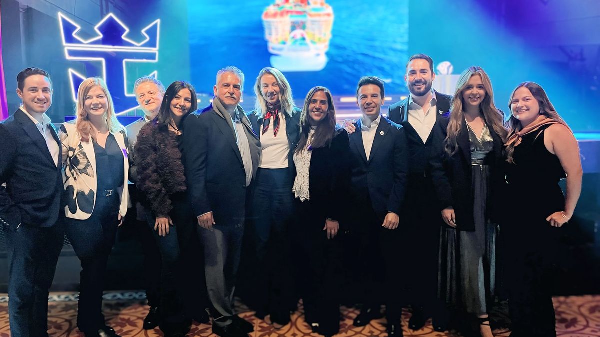 Alejandro Corona de Royal Caribbean; Olga Cock de Deluxe Travel; Mauricio Materon, Rocio Materon y Orlando Materon de Discover America Marketing; Freda Dueñas de Aviatur; Itzel Valdés, Martín Parra, Luis Enrique Guajardo y Fabiana Marcuzzi de Royal Caribbean y Daniela Muneval de Deluxe Travel.