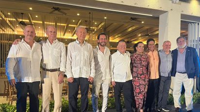 Funcionarios del sector y hoteleros durante el cóctel inaugural del Cancún Travel Mart.