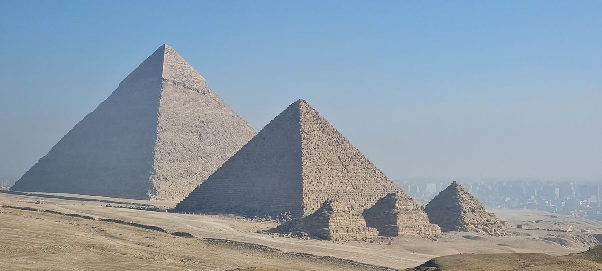 Las Pirámides de Egipto o Pirámides de Giza (Keops, Kefrén y Miserinos las más grandes y reconocidas) componen la única de las siete maravillas del mundo antiguo que aún se encuentra en pie.
