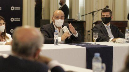 El gobernador Juan Manzur, con el acompañamiento del presidente del Ente Autárquico Tucumán Turismo, Sebastián Giobellina.