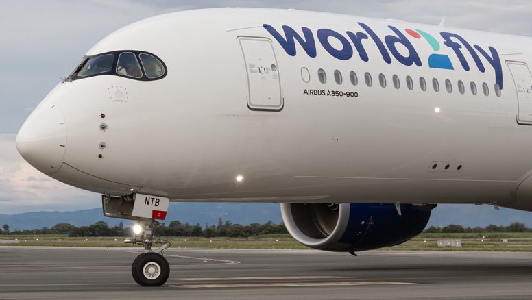 Avión de la compañía aérea World2Fly que volará a Rosario, Argentina.