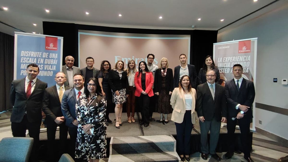 Socios comerciales y equipo de Emirates que participaron en el Roadshow 2026. Socios comerciales y equipo de Emirates que participaron en el Roadshow 2026.