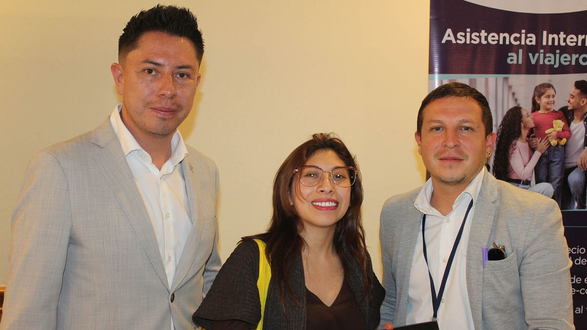 Mauricio Olmedo, gerente general de Tu Viaje Protegido, y Rommel Andino, gerente comercial, entregaron premios en los Ladevi Workshop. 
