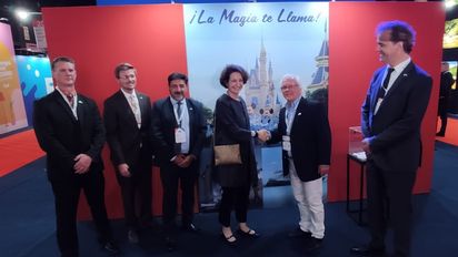 Mark Ellis, Daniel Gaines (primeros desde la izq.) y MaryKay Carlson son saludados por Gustavo Galera, Osvaldo Ruiz y Gerardo González, autoridades del Visit USA Committee Argentina.