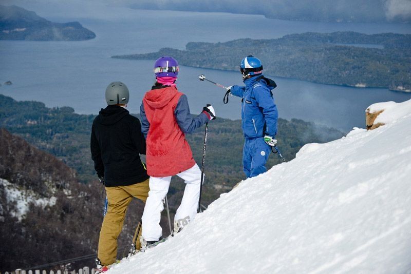 No te pierdas la experiencia de esquiar con vistas al Lago Nahuel Huapi en Cerro Bayo. No te pierdas la experiencia de esquiar con vistas al Lago Nahuel Huapi en Cerro Bayo.