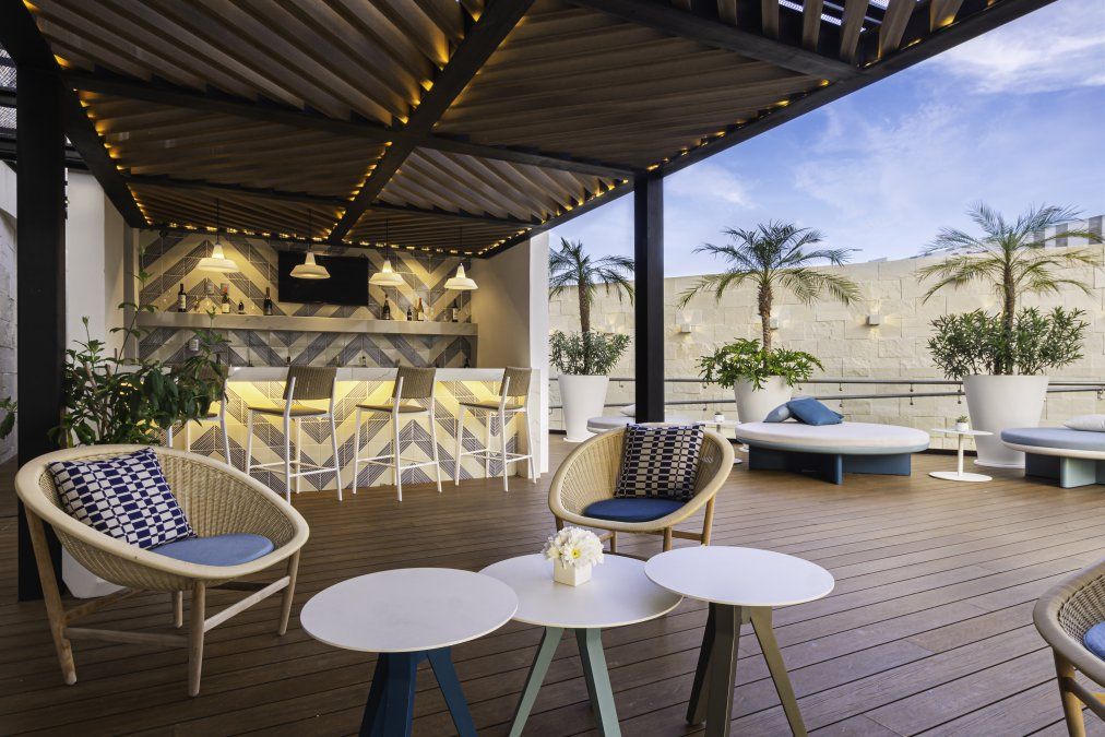 Avani Cancún AirportHotel cuenta con piscina al aire libre y un gimnasio con equipado moderno.