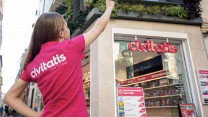 Guía de Civitatis frente a una de sus oficinas.