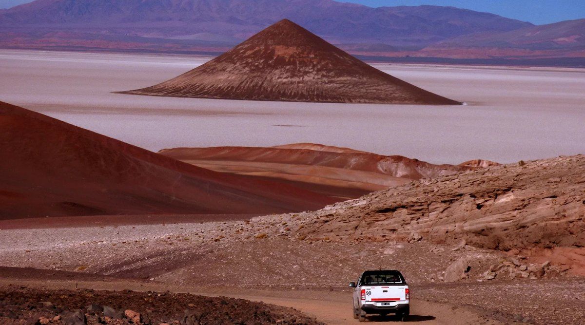 El Cono de Arita es un imperdible atractivo turístico de la provincia de Salta y uno los paisajes más espectaculares de Argentina. El Cono de Arita es un imperdible atractivo turístico de la provincia de Salta y uno los paisajes más espectaculares de Argentina.