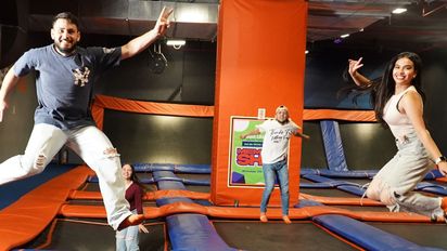 Skyzone Bogotá ofrece una alternativa perfecta para disfrutar con los niños sin preocuparse por la lluvia ni las pantallas.