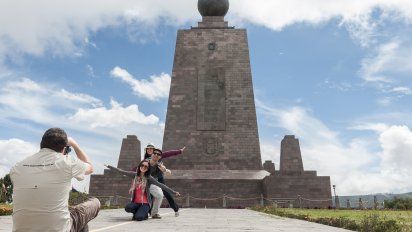A 33 km. de Quito se encuentra la Mitad del Mundo o línea del ecuador.
