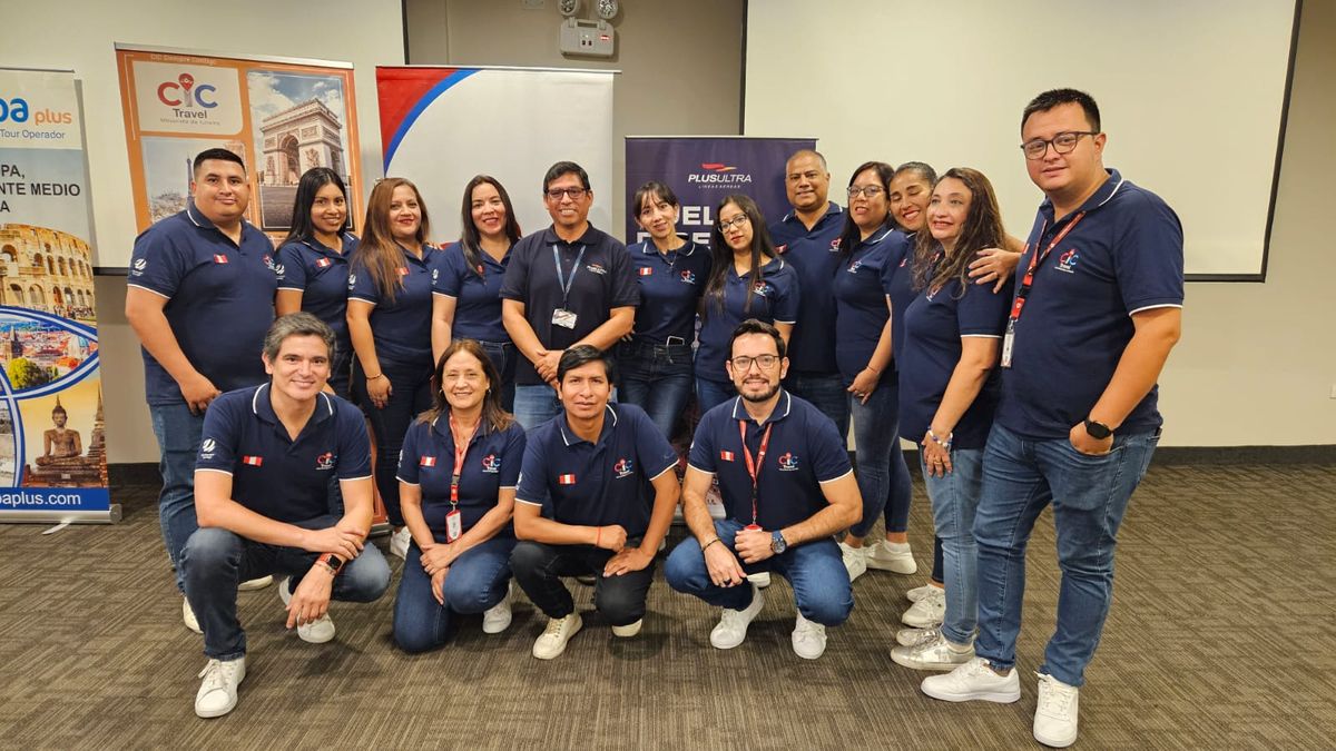 El equipo CIC Travel junto al representante de Plus Ultra.