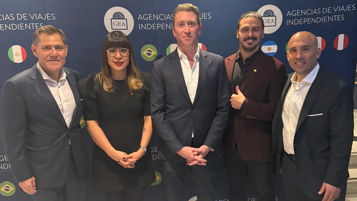 Directivos de Grupo GEA y Mega Travel celebraron su alianza comercial.