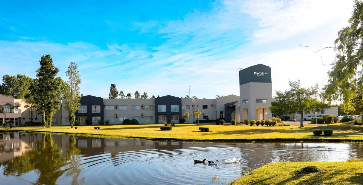 Los hoteles WyndhamGarden incluyen espacios flexibles para reuniones, atractivos lobbies, salonesacogedores y acceso a Internet de alta velocidad.