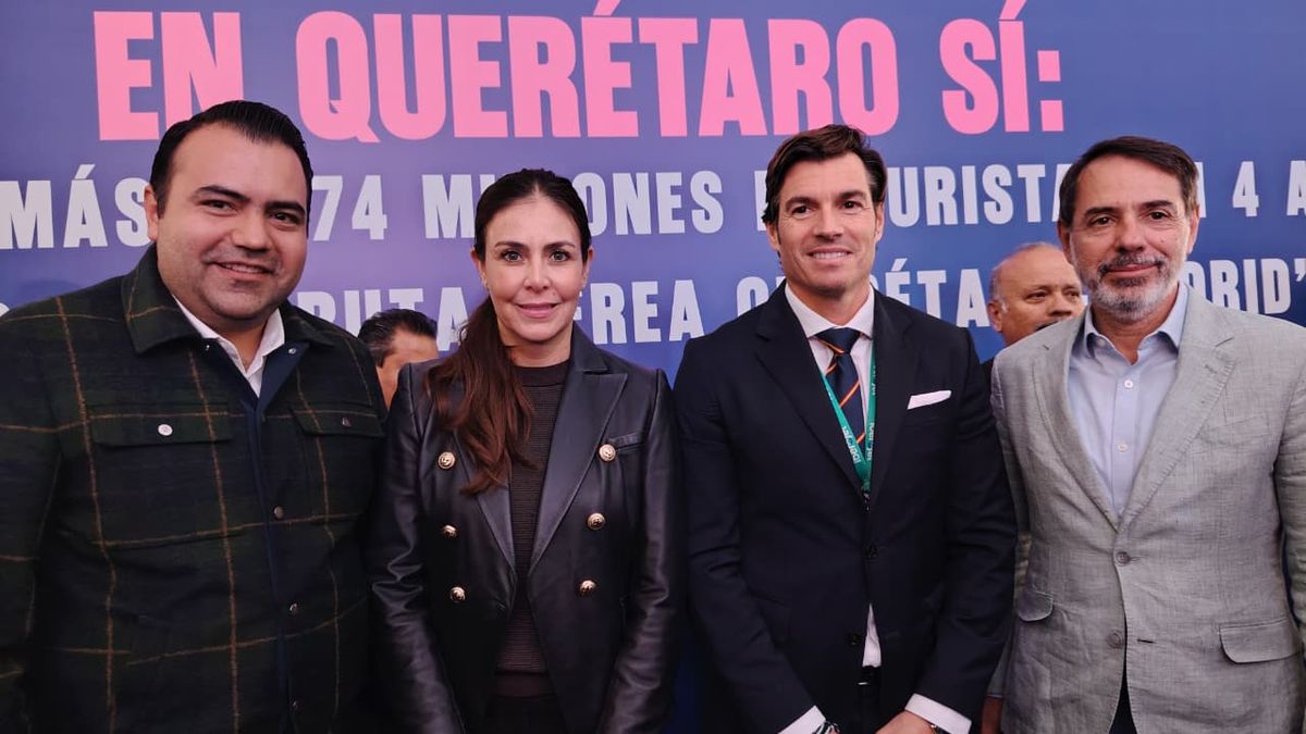 Gaspar Trueba, presidente municipal de colón, Querétaro; Adriana Vega, secretaria de Turismo de Querétaro, Mario Domínguez, director comercial de Iberojet; y Juan Duarte cuadrado, Embajador de España en México.