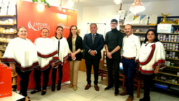 Equipo de PromPerú, liderado por el Consejero Económico Comercial del Perú, Gustavo García (4to der.), junto al equipo de la mayorista Travel Group, encabezado por Daniel Figueroa, gerente general (2do. der.). 
