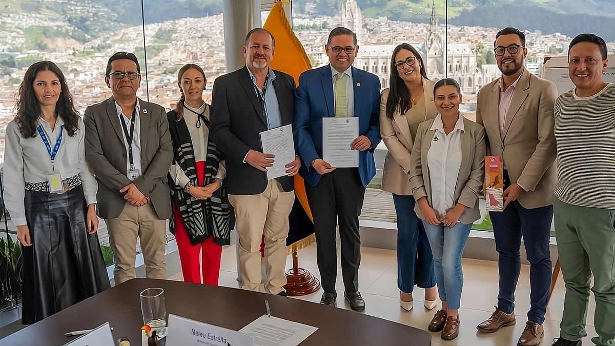 El convenio en favor del turismo sostenible se firmó entre el ministro de Turismo, Mateo Estrella (5to der.), y Tarsicio Granizo, director de WWF en Ecuador (4to izq.). - Ladevi Medios y Soluciones El convenio en favor del turismo sostenible se firmó entre el ministro de Turismo, Mateo Estrella (5to der.), y Tarsicio Granizo, director de WWF en Ecuador (4to izq.).