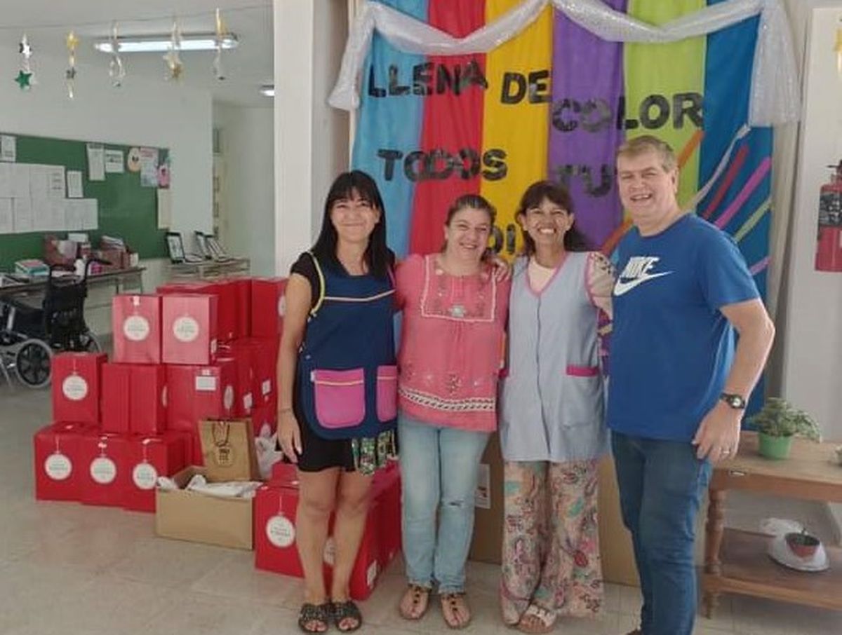 Tony Peró en la Escuela Especial 502 de Guernica, provincia de Buenos Aires.