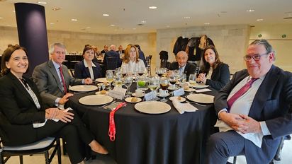 Participantes del encuentro celebrado por Ifema junto a miembros de la Mesa del Turismo: Maria Valcarce (Fitur), Arturo Mas-Sardá (Fuerteventura), Ana Larrañaga (Ifema), Elena Foguet (Value Retail), Pepe Hidalgo (Globalia), Paula Morales (Predio Ferial de Málaga) y Juan Molas, presidente de la Mesa de Turismo.
