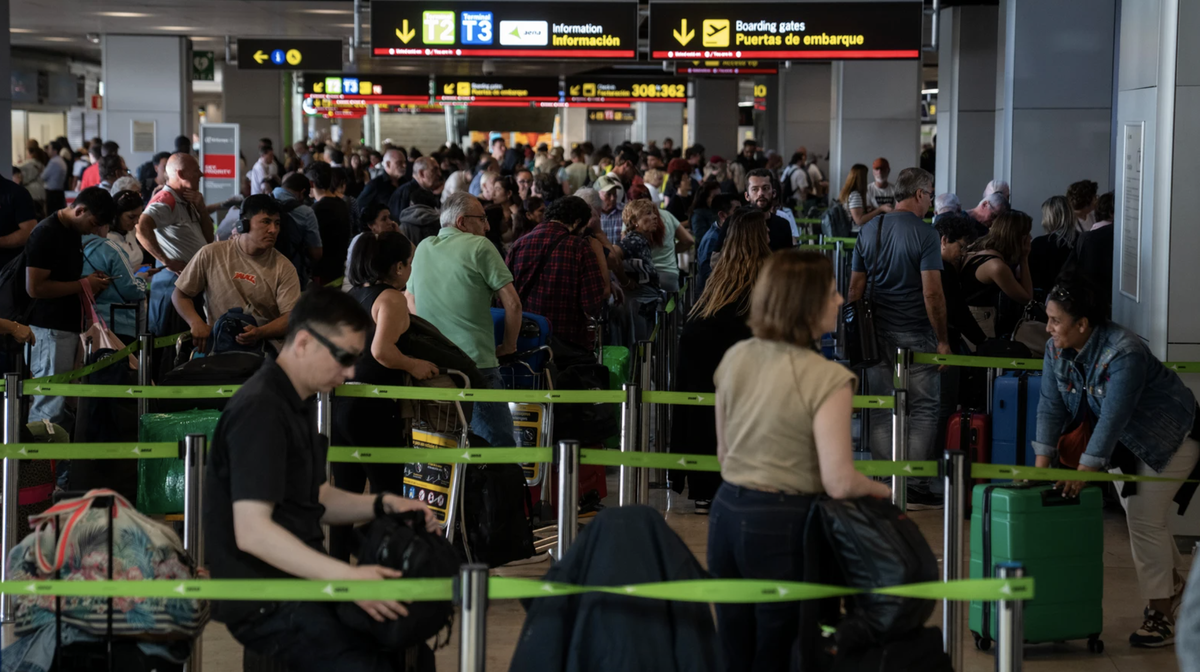 Pasajeros en el aeropuerto de Barajas durante el apagón del 28 de abril de 2025.
