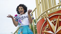 La simpatica Mirabel se apresta a unirse a Disney Adventure Friends Cavalcade! en Magic Kingdom de Walt Disney World.