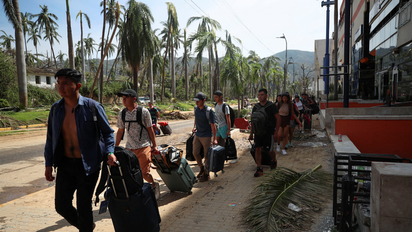 Más de 2 mil personas damnificadas por el huracán Otis fueron tranportadas de Acapulco a diferentes partes del país.