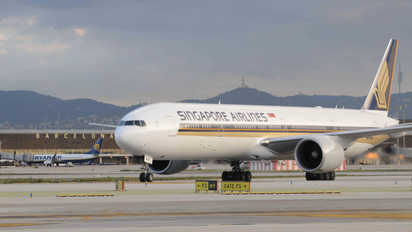 Uno de los aviones de la flota de Singapore Airlines en el aeropuerto de Barcelona.