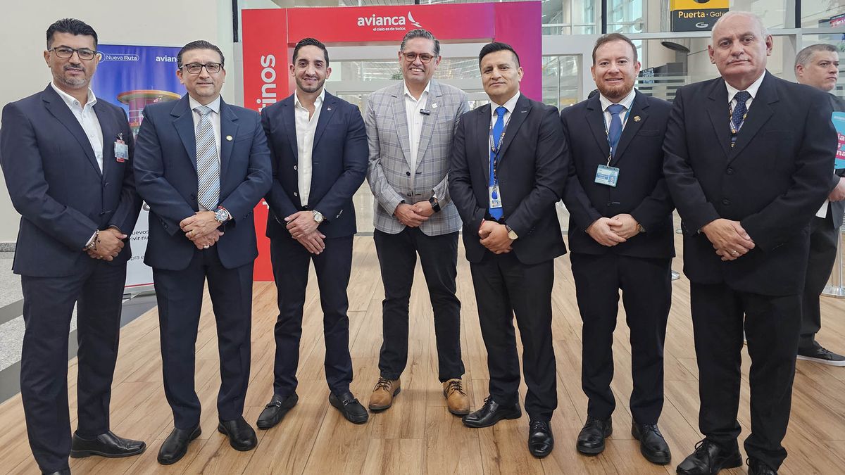 Juan Francisco Ortiz, country officer de Avianca Ecuador (3o izq.), participó en inauguración de nuevo vuelo Guayaquil-Miami. También asistió el viceministro de Turismo Mateo Estrella (centro). 