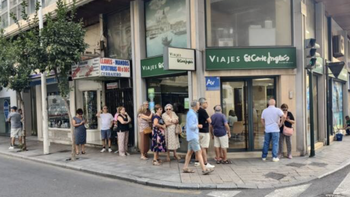 Cola de clientes a las puertas de las agencias de viajes de Murcia que vende el Imserso.