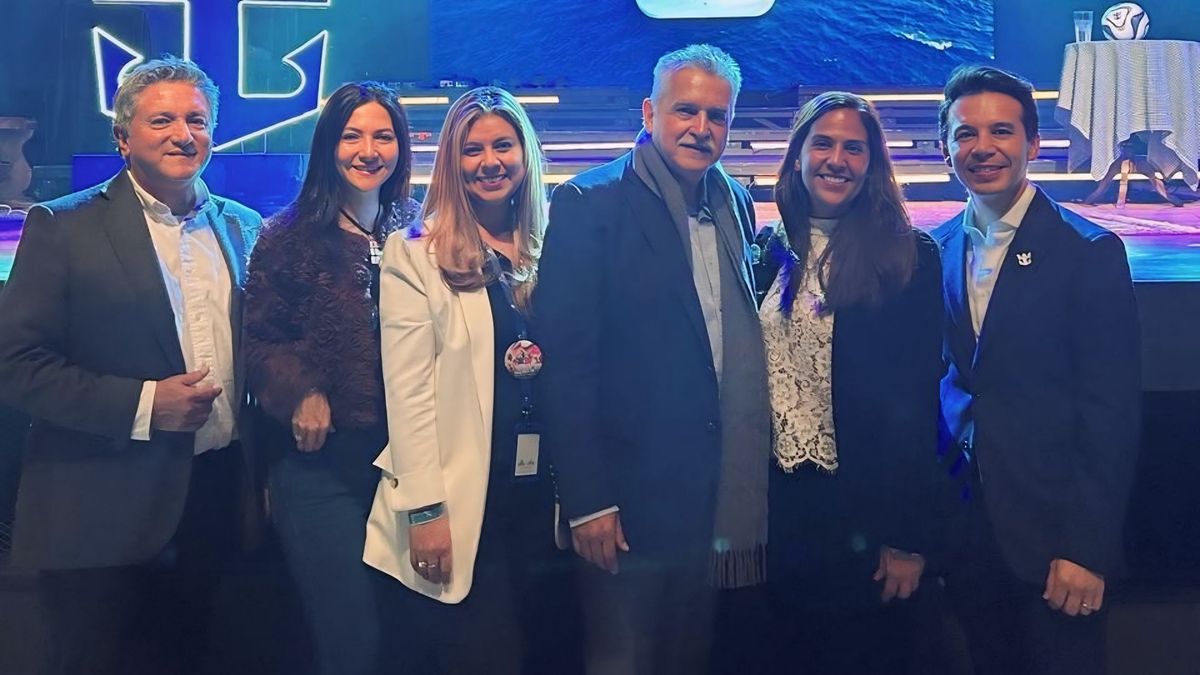 Mauricio Materon, Rocio Materon y Orlando Materon de Discover America Marketing, junto a Itzel Valdés y Martín Parra de Royal Caribbean.